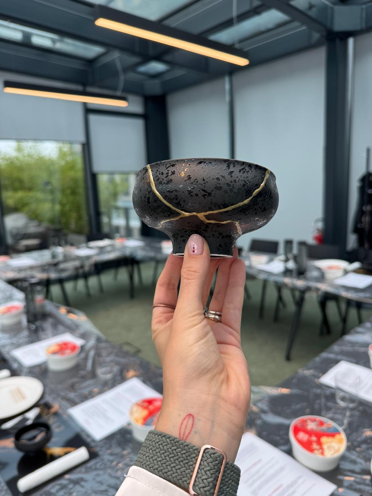 Ciotola in ceramica riparata con la tecnica del Kintsugi